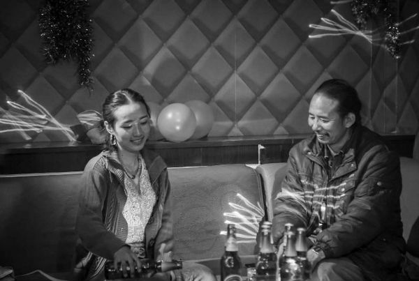 别嫌弃黑白电影，因为那里有父辈们的曾经